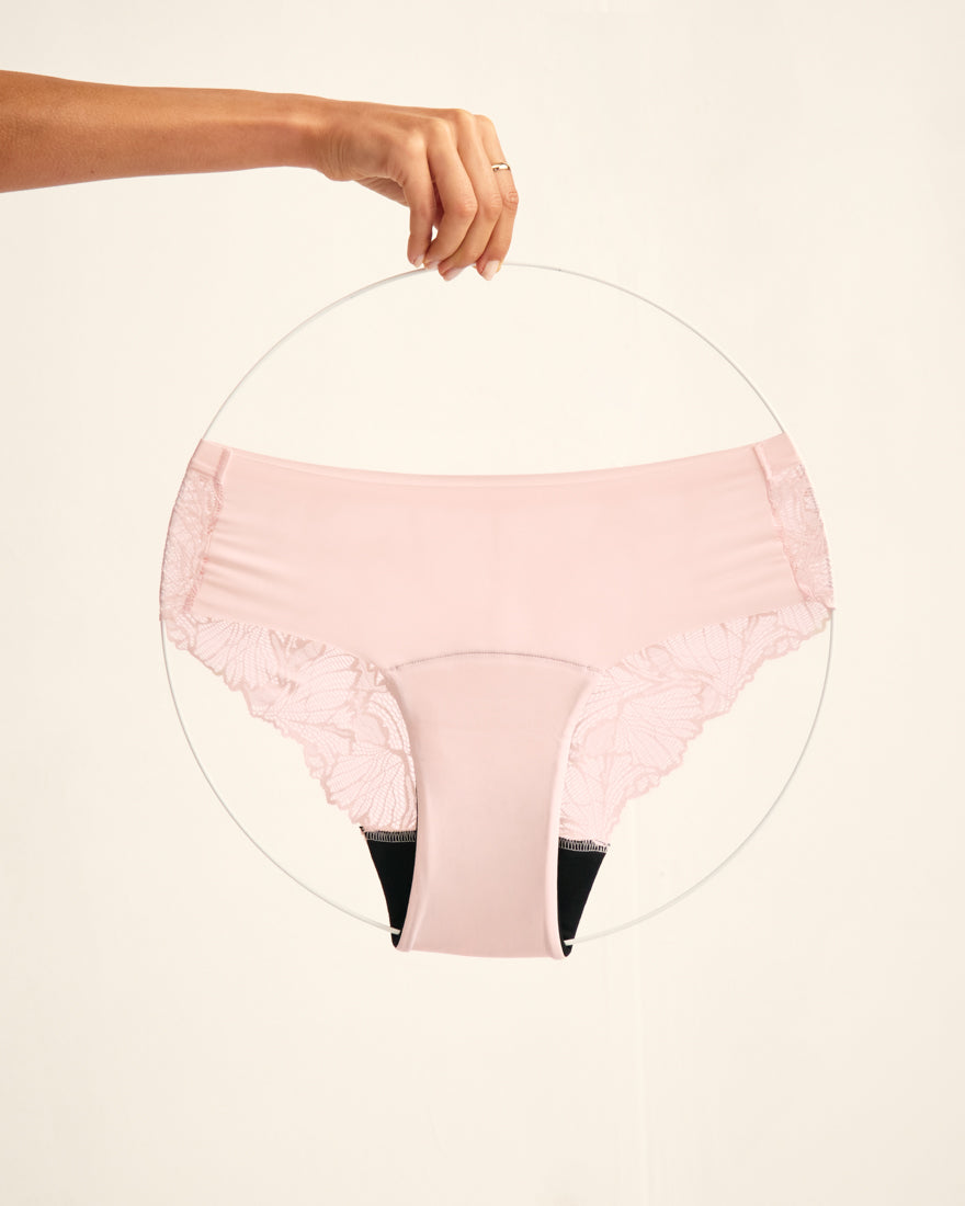 ooia Hipster Seamless Lace in Powder Rose – Periodenunterwäsche mit nahtloser Front und Spitze am Gesäß. FReisteller.