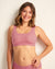 Modell trägt ooia BH Limited Edition in dusky pink mit nahtlosem Design 
Frontal 