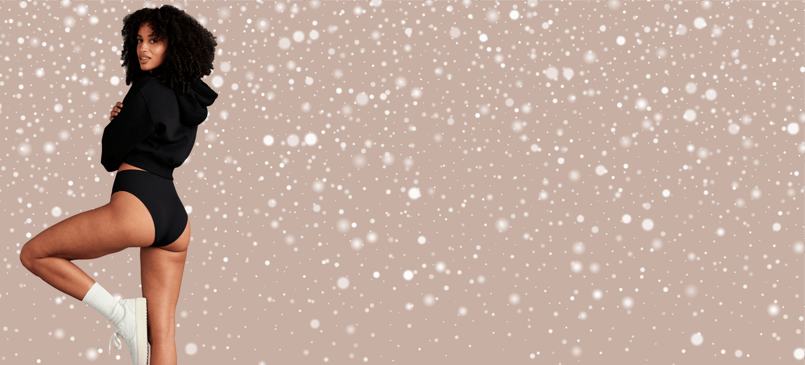 Model in schwarzem Cheeky seamless Periodenslip und cropped Hoodie