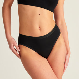 Modell trägt ooia Slip Basic Extra Strong in Schwarz – Periodenunterwäsche im klassischen Design mit hoher Saugstärke.
Frontalansicht