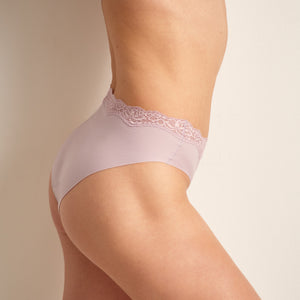 Model trägt ooia Periodenunterwäsche Slip Seamless Lace in muted mauve mit Spitze am Bund und nahtlosem Design,.
seitlich