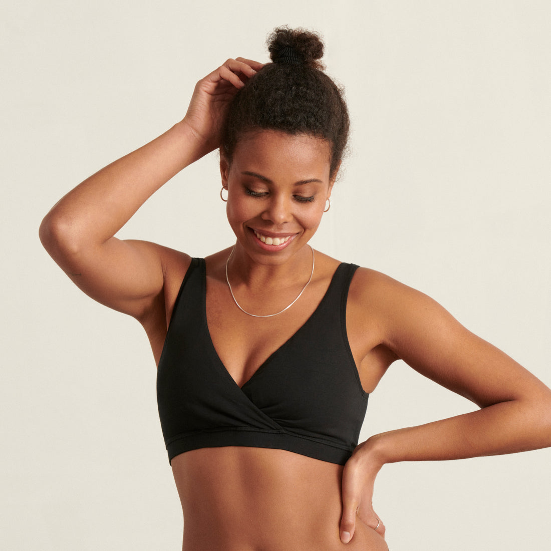 Model im ooia moms Still BH in schwarz