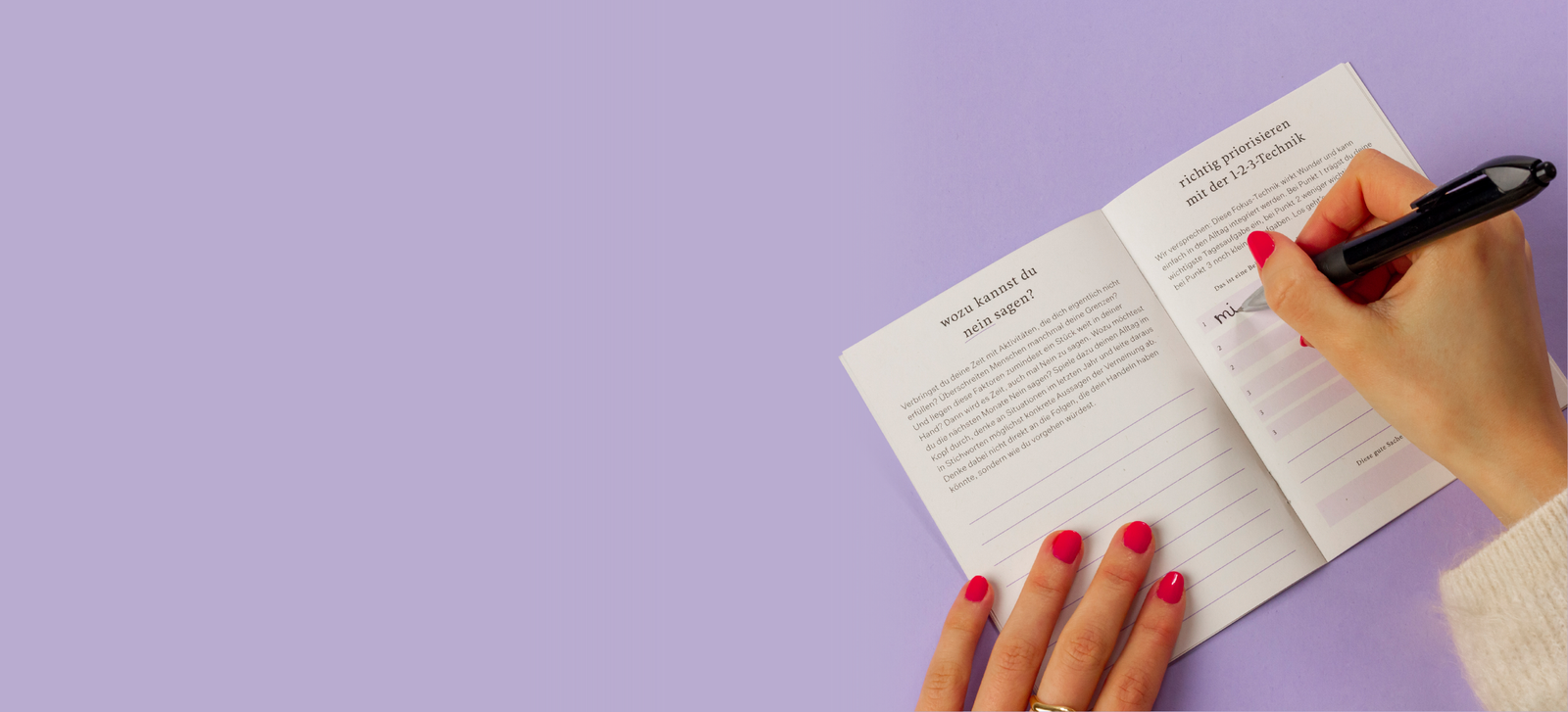 Person schreibt in das lilane you do you Booklet von ooia