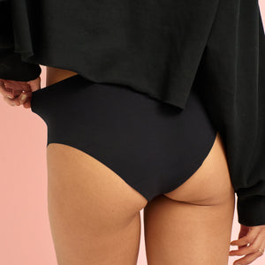 Das Modell trägt ooia Periodenunterwäsche in schwarz in nahtlos für Teenies.
hinten