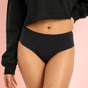 Das Modell trägt ooia Periodenunterwäsche in schwarz in nahtlos für Teenies.
vorne
