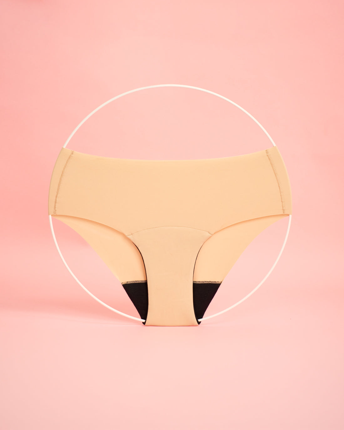 ooia Periodenunterwäsche Hipster in beige in nahtlosem Design.
Ring vorne