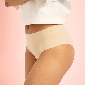 Modell trägt ooia Periodenunterwäsche Hipster in beige in nahtlosem Design.
seitlich