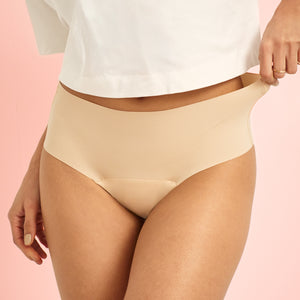 Modell trägt ooia Periodenunterwäsche Hipster in beige in nahtlosem Design.
vorne