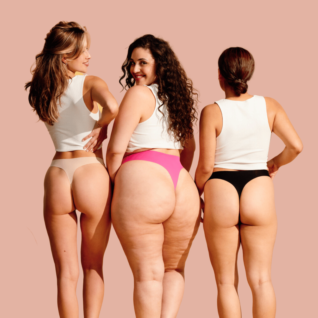 Drei Models stehen mit dem Rücken zur Kamera und tragen Perioden-Tangas von ooia in beige, pink und schwarz.