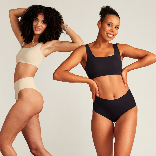 zwei Frauen in beiger und schwarzer nahtloser Periodenunterwäsche und nahtloser BHs