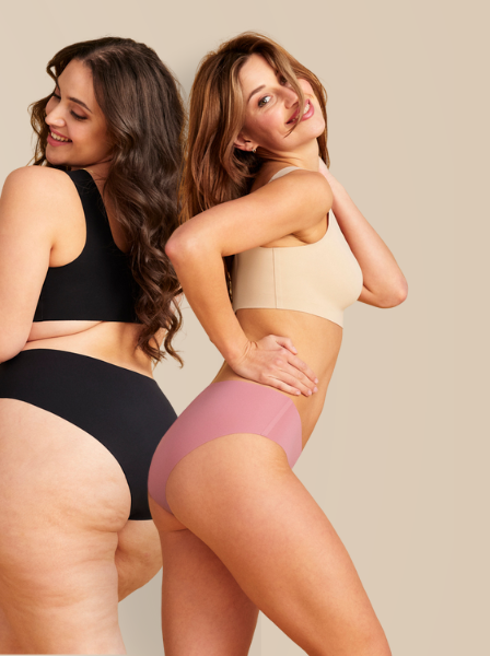 zwei Frauen in Perioden Panties in schwarz und rosa posieren vor der Kamera