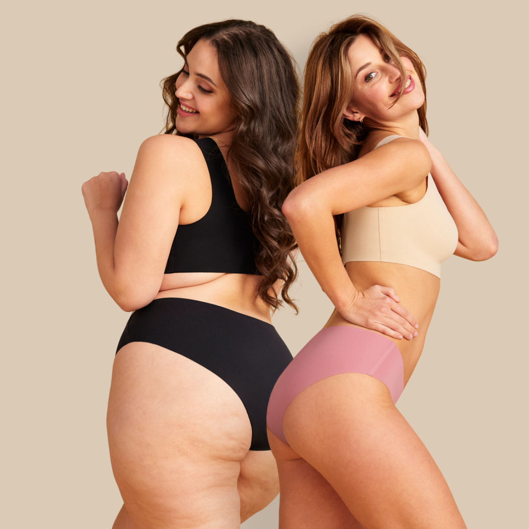 Zwei Models in rosaner und schwarzer Menstruationsunterwäsche posieren für die Kamera