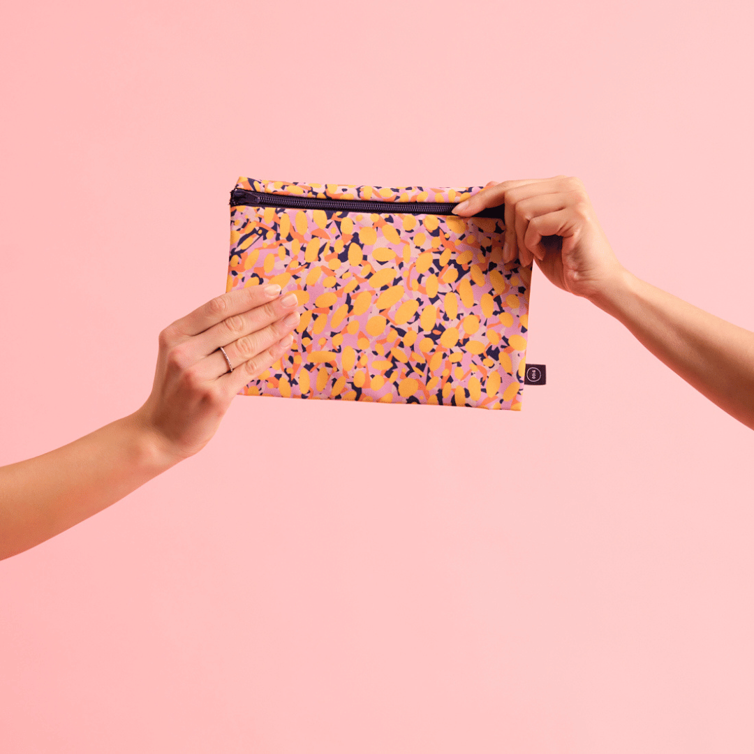 Ausschnitt von Händen, die die Wetbag Edition 22/23 für Periodenunterwäsche hochhalten