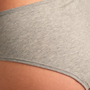 Modell trägt ooia Periodenunterwäsche Hipster Comfy Cotton in grau aus Baumwolle. 
detail