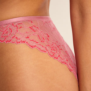 Modell trägt ooia Everyday Slip Soft Romance in pink und rot aus Spitze.
detail