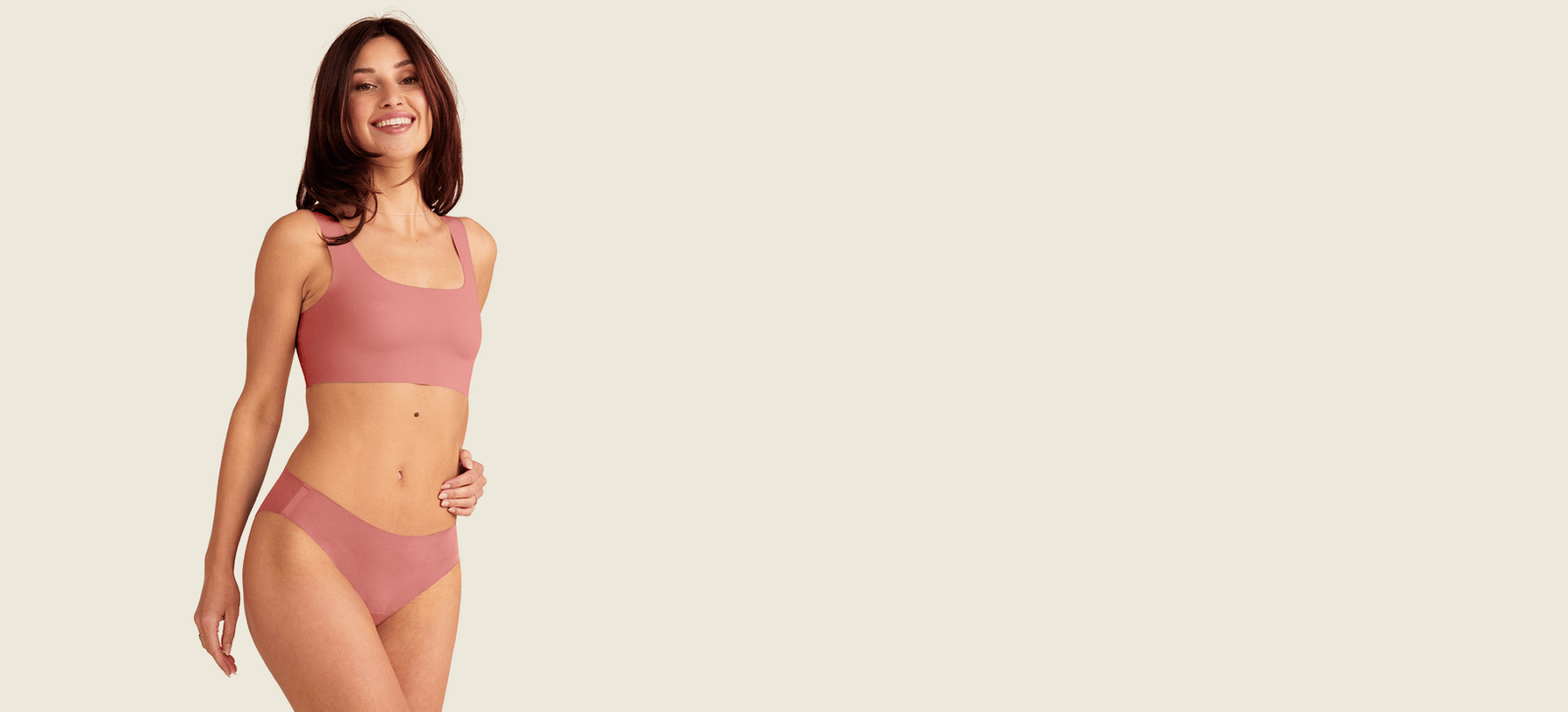 Model trägt nahtlose Periodenunterwäsche von ooia in dusky pink