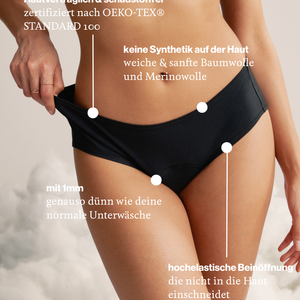 Modell trägt ooia Periodenunterwäsche Hipster Comfy Cotton in schwarz aus Baumwolle. 
Infotext