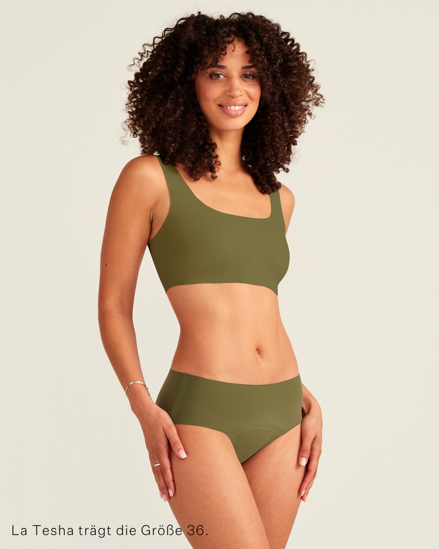 Modell trägt ooia Periodenunterwäsche Hipster Seamless Extra Strong in khaki.
Ganzkörper