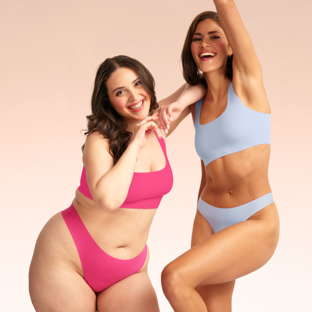 Zwei Models lachen zusammen in nahtloser Periodenunterwäsche von ooia in den Farben hot pink und pure blue