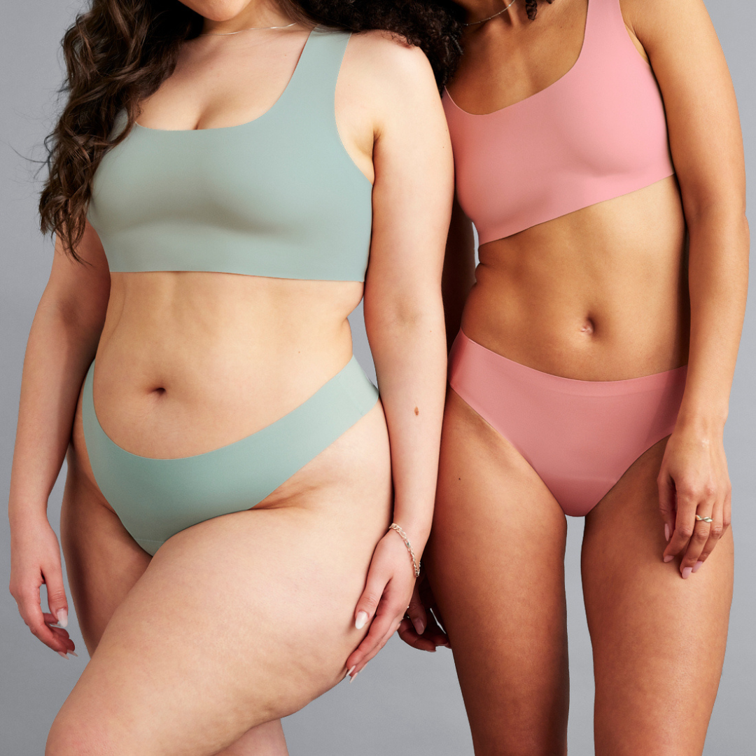 Ausschnitt von zwei Models, die Menstruationsunterwäsche in rosa und sage tragen.