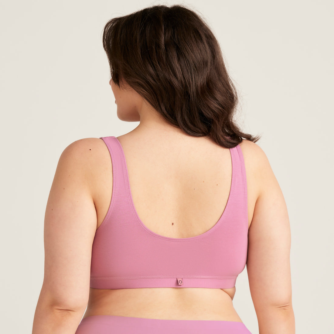Modell trägt den ooia moms Still BH mit Pull-Down Funktion in mauve, Rückansicht
