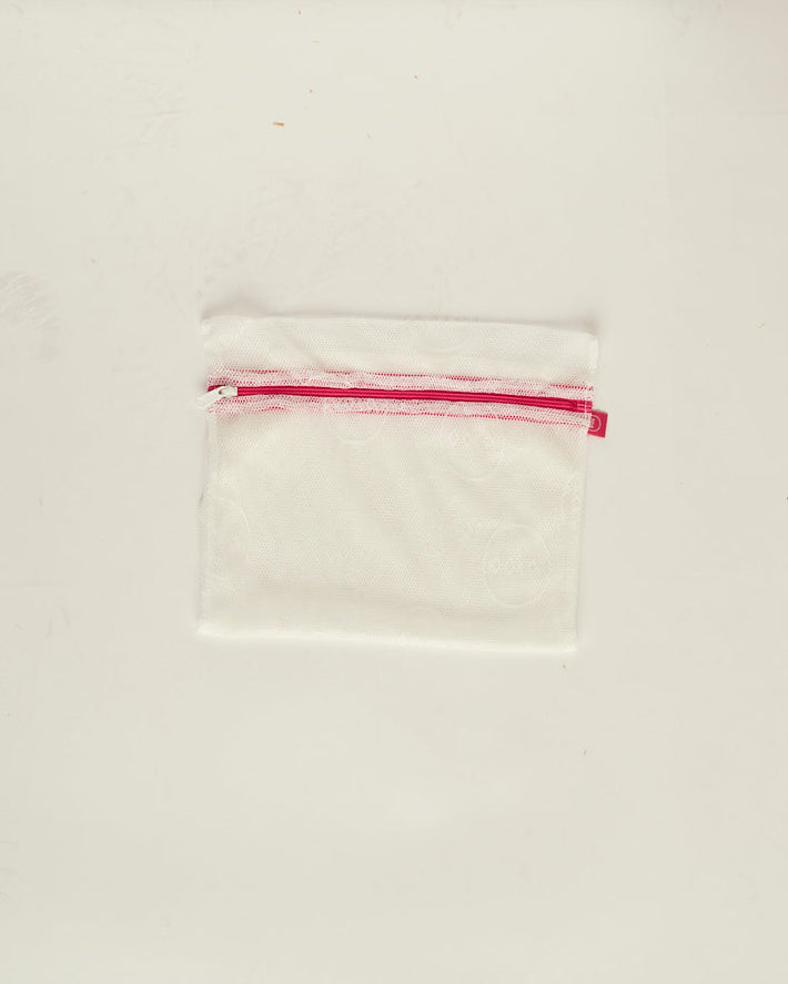 Ooia Washbag aus feinmaschigem Netzmaterial – ideal zum Waschen von Periodenunterwäsche in der Maschine. Einmal gefalten.