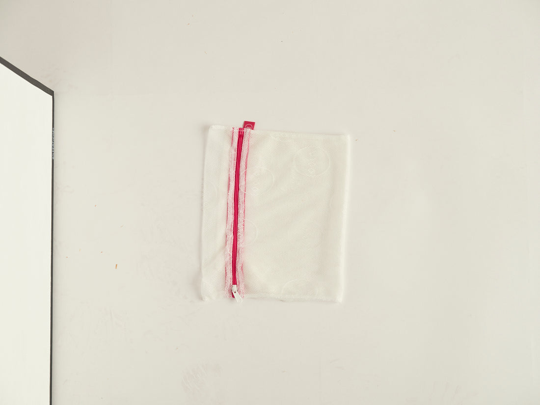 Ooia Washbag aus feinmaschigem Netzmaterial – ideal zum Waschen von Periodenunterwäsche in der Maschine. Einmal gefalten.