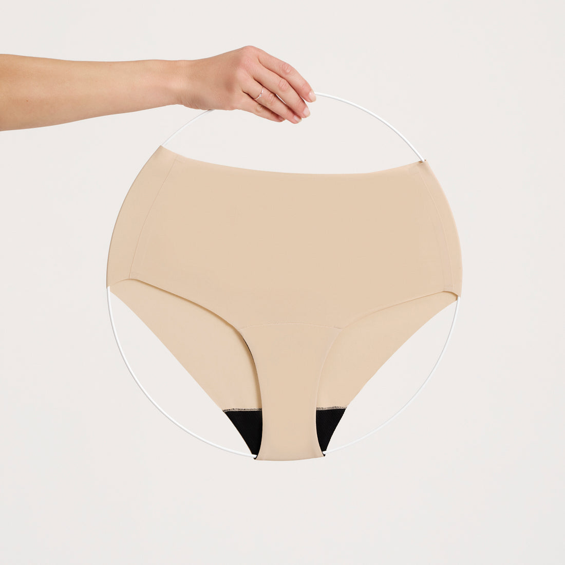 ooia everyday Highwaist Seamless in Beige – nahtlose Unterwäsche mit hohem Bund, die Slipeinlagen ersetzt. Freisteller