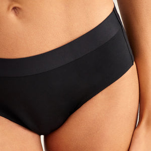 Model trägt ooia Hipster Everyday in schwarz.
frontal