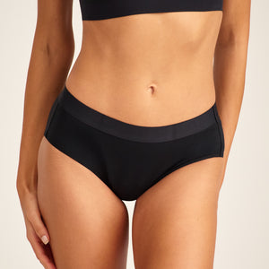 Model trägt ooia Hipster Everyday in schwarz.
frontal