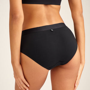 Model trägt ooia Hipster Everyday in schwarz.
hinten