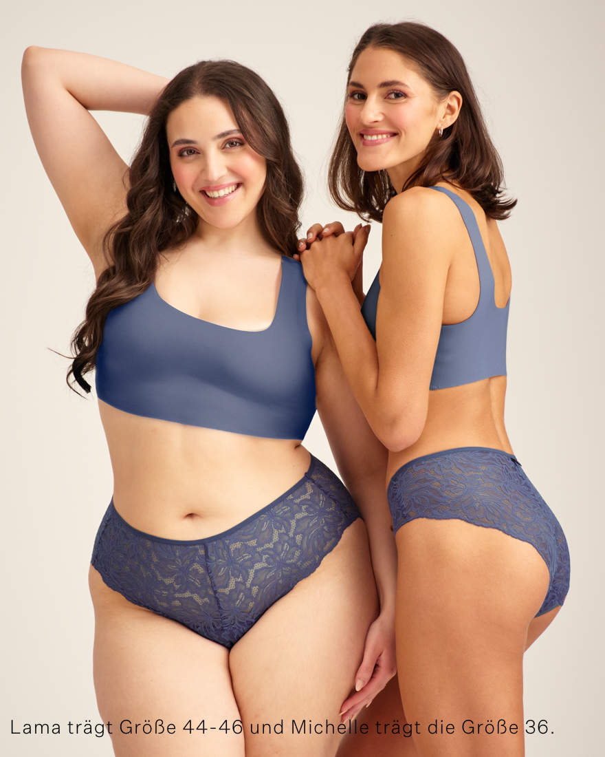 Zwei Models unterschiedlicher Konfektion tragen ooia Hipster Allover Lace in Smoky Blue – elegante Periodenunterwäsche mit durchgehender Spitze.