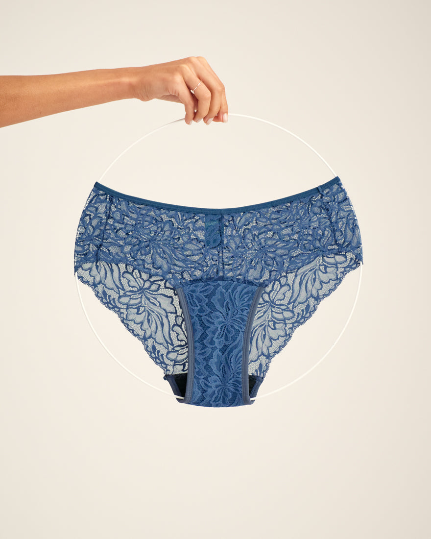 ooia Hipster Allover Lace in Smoky Blue – elegante Periodenunterwäsche mit durchgehender Spitze. Freisteller.