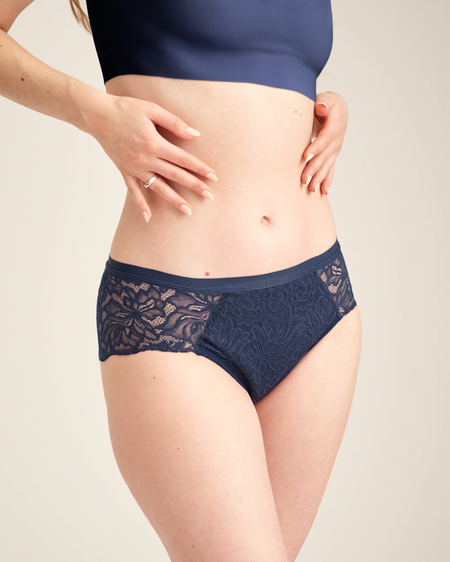 Modell trägt ooia Hipster Allover Lace Extra Strong in Midnight – Periodenunterwäsche mit floraler Spitze und extra hoher Saugkraft
