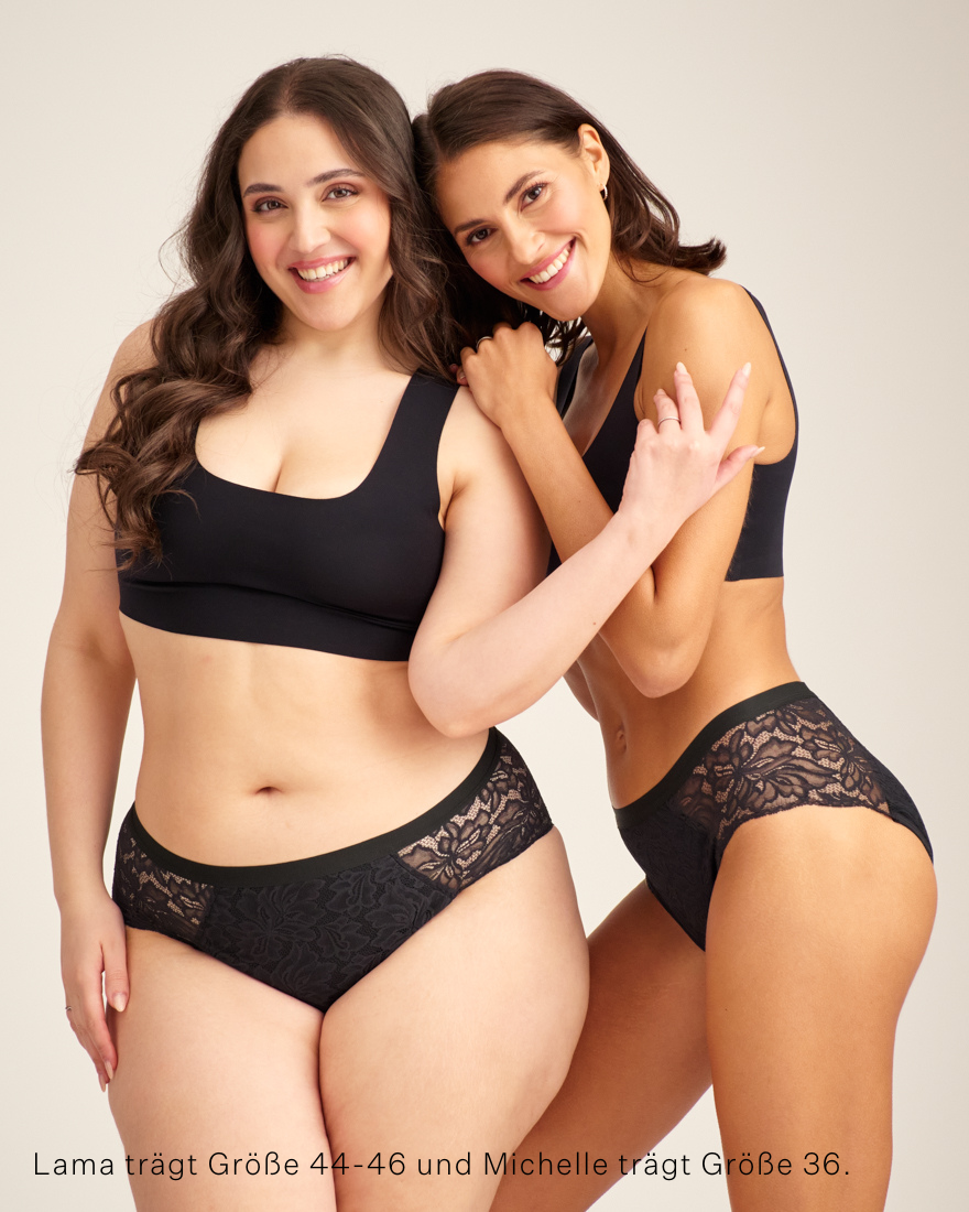 Zwei Models unterschiedlicher Konfektion tragen ooia Hipster Allover Lace Extra Strong in Schwarz - Periodenunterwäsche mit durchgehender Spitze und starker Saugstärke.