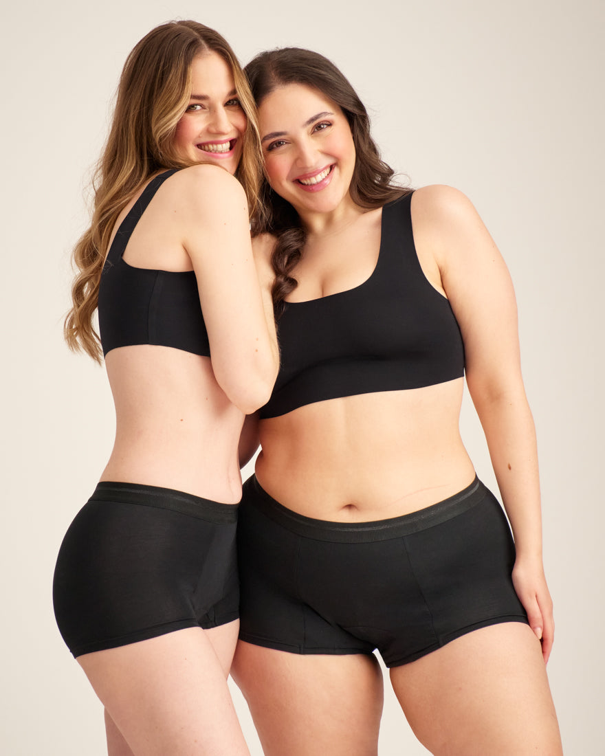 Zwei Models tragen Perioden-Shortys und all-you-need Bra Tops in schwarz von ooia