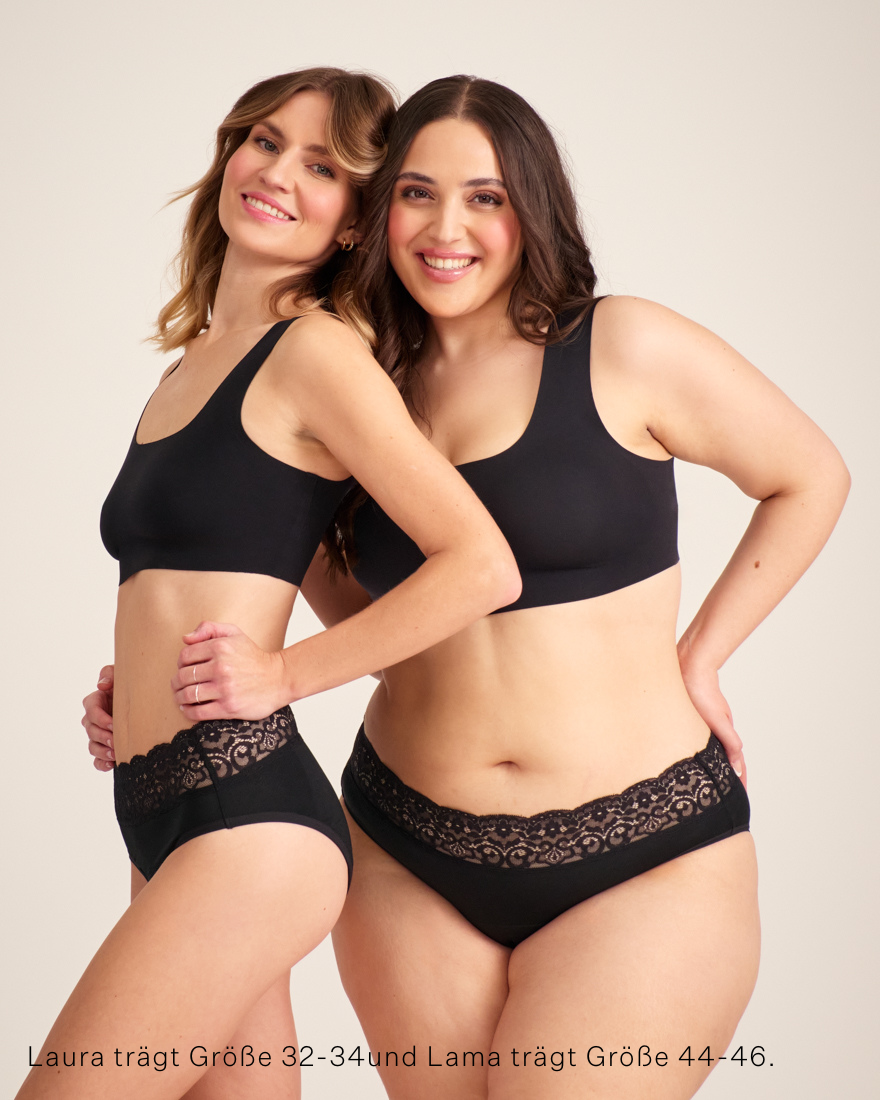 Zwei Models unterschiedlicher Konfektion tragen ooia Slip in Schwarz – Periodenslip mit breitem Spitzenbund im klassischen Schnitt.