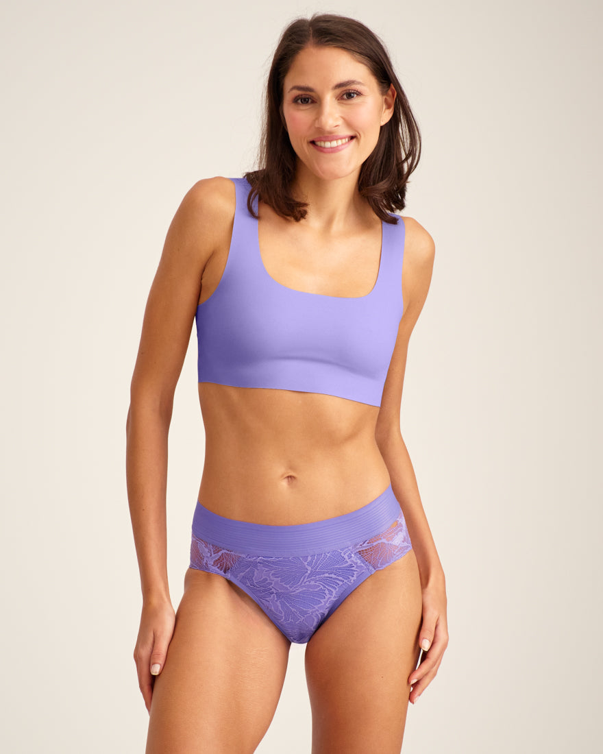 Modell trägt ooia Slip Lace Leaf Extra Strong in Lilac – mit durchgehender Spitze und starker Saugstärke.