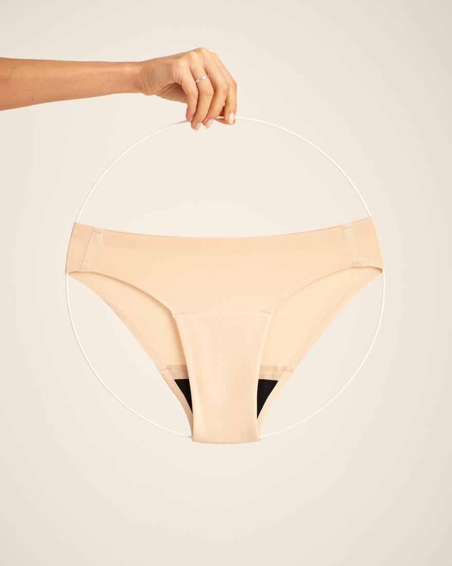 ooia Slip Seamless in Beige – nahtlose Periodenunterwäsche im klassischen Schnitt. Freisteller.