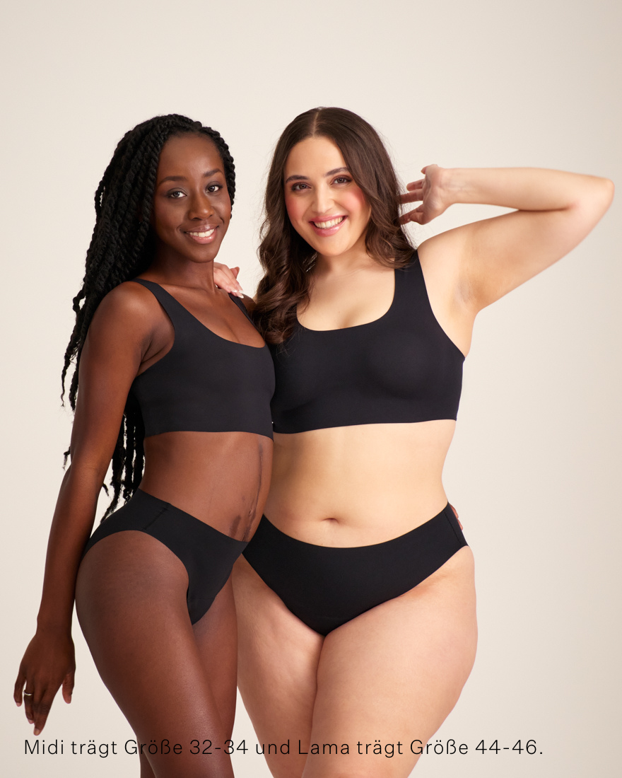 Zwei Models unterschiedlicher Konfektion tragen ooia Slip Seamless in Schwarz – nahtlose Periodenunterwäsche im klassischen Schnitt.