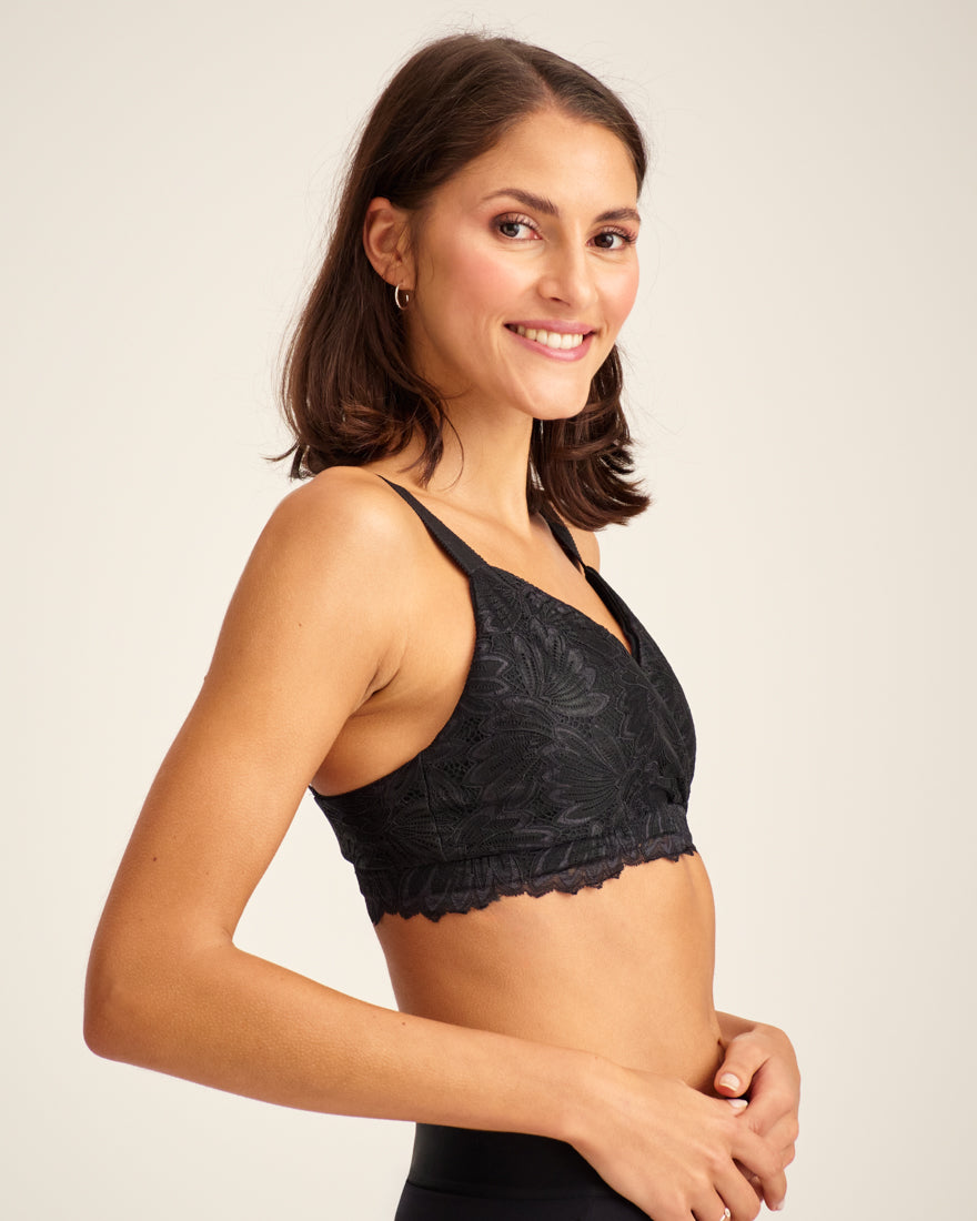 Modell trägt ooia Moms Still-BH Lace in Schwarz – eleganter Still-BH, der Stilleinlagen ersetzt.