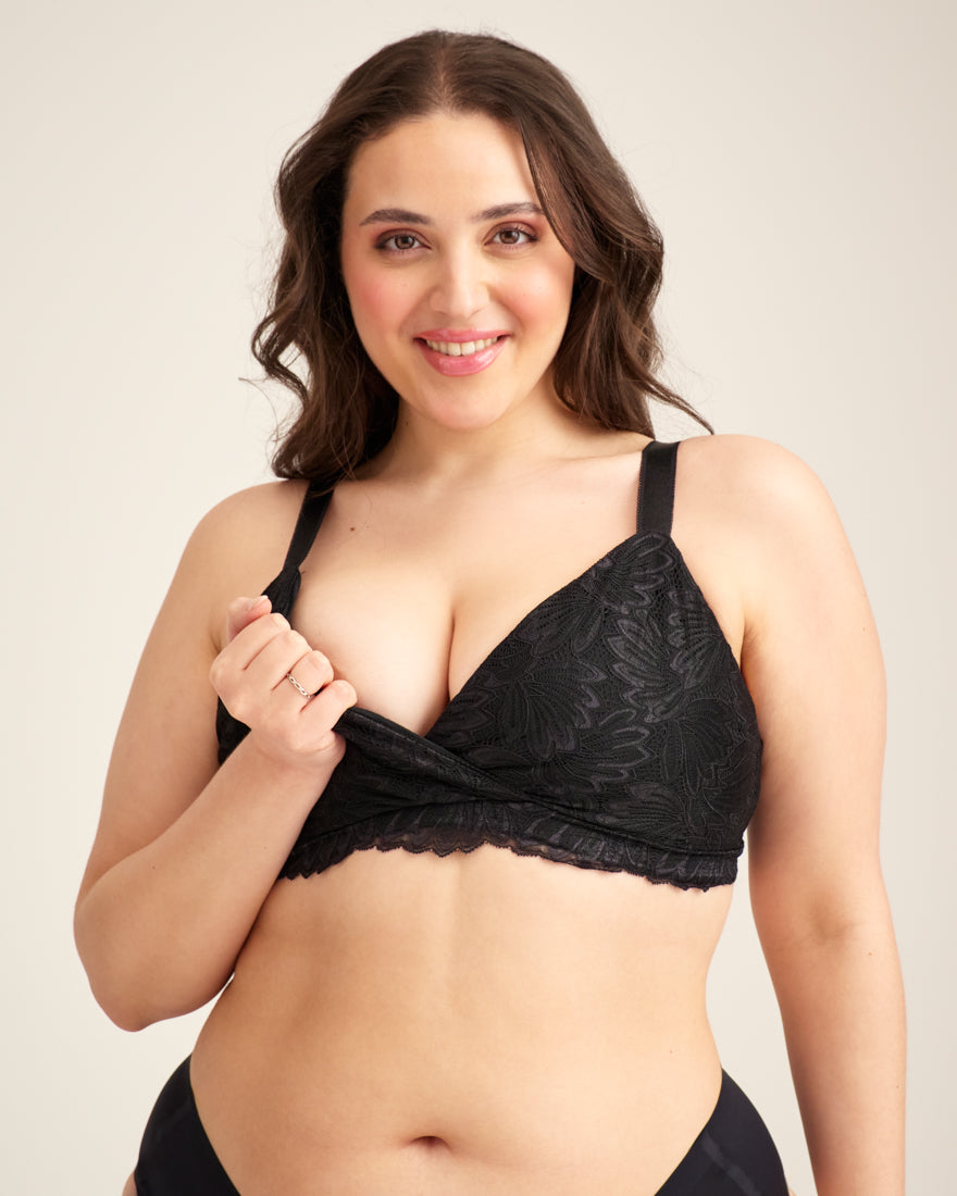 Modell trägt ooia Moms Still-BH Lace in Schwarz – eleganter Still-BH, der Stilleinlagen ersetzt.