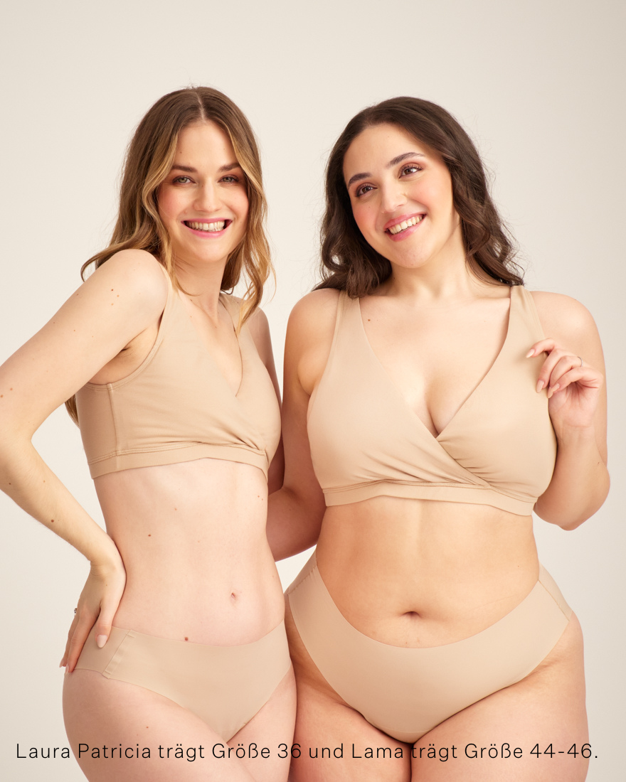 Zwei Models unterschiedlicher Konfektion tragen ooia Moms Still-BH in Beige – Still-BH ersetzt Stilleinlagen mit praktischer Pull-Down Funktion.