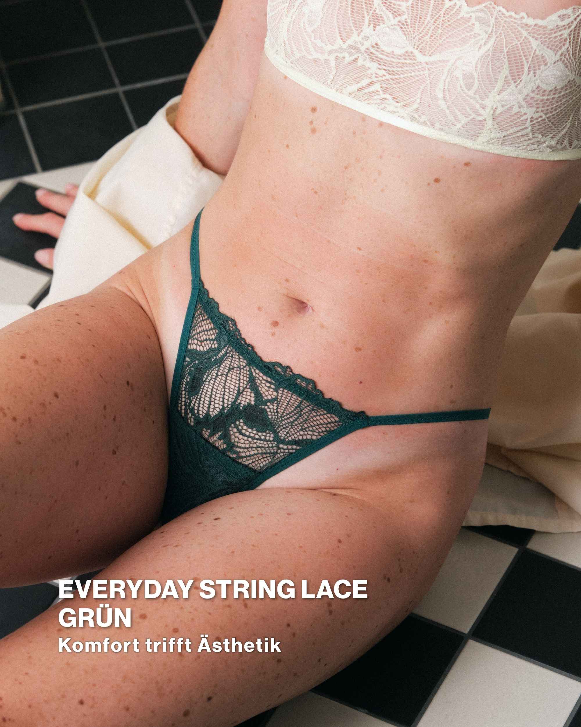 Model präsentiert ooia Everyday String lace in grün. Im Everyday String Lace Set  enthalten. Detailaufnahme.