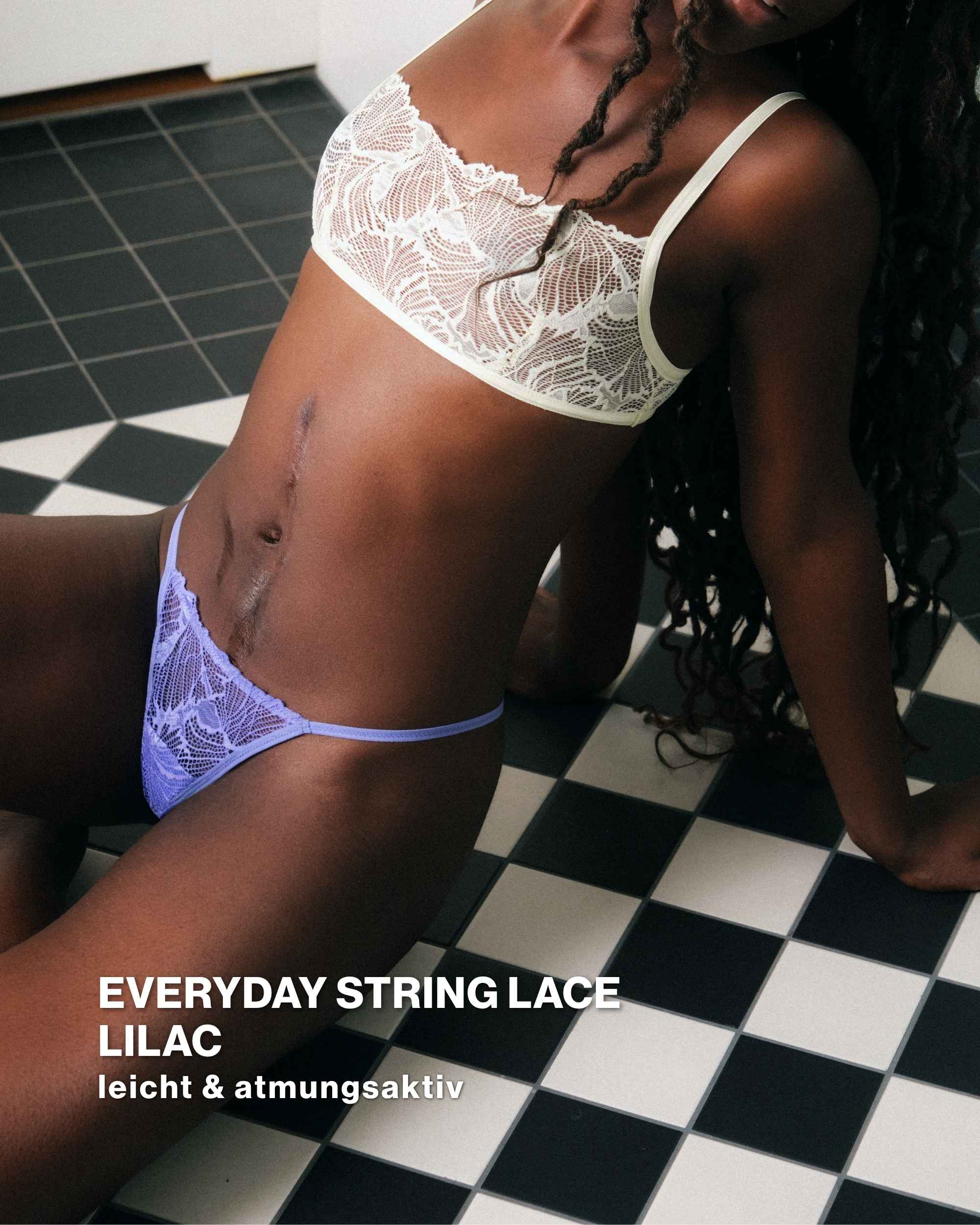 Model präsentiert ooia Everyday String lace in lilac. Im Everyday String Lace Set  enthalten. Detailaufnahme.