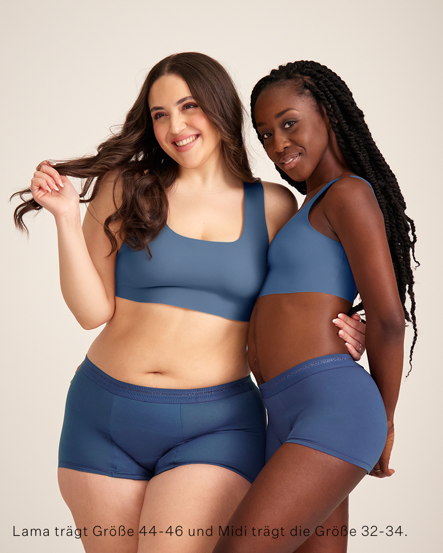 Zwei Models unterschiedlicher Konfektion tragen Modell ooia Shorty Extra Strong in Blaubeere – bequeme Periodenshorts mit starker Saugstärke.