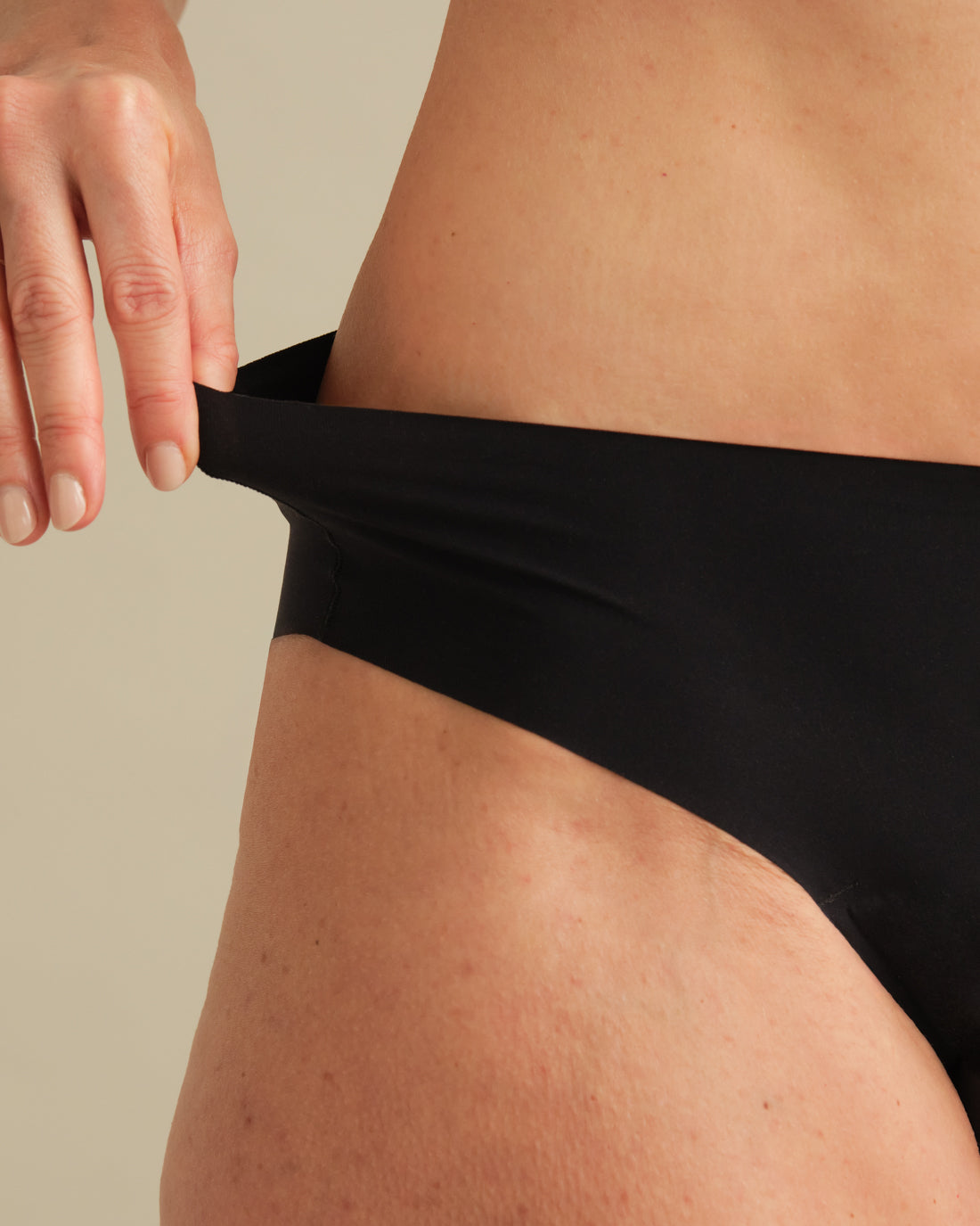 Model trägt ooia Inkontinenz Slip in schwarz in nahtlosem Design.
detail Material