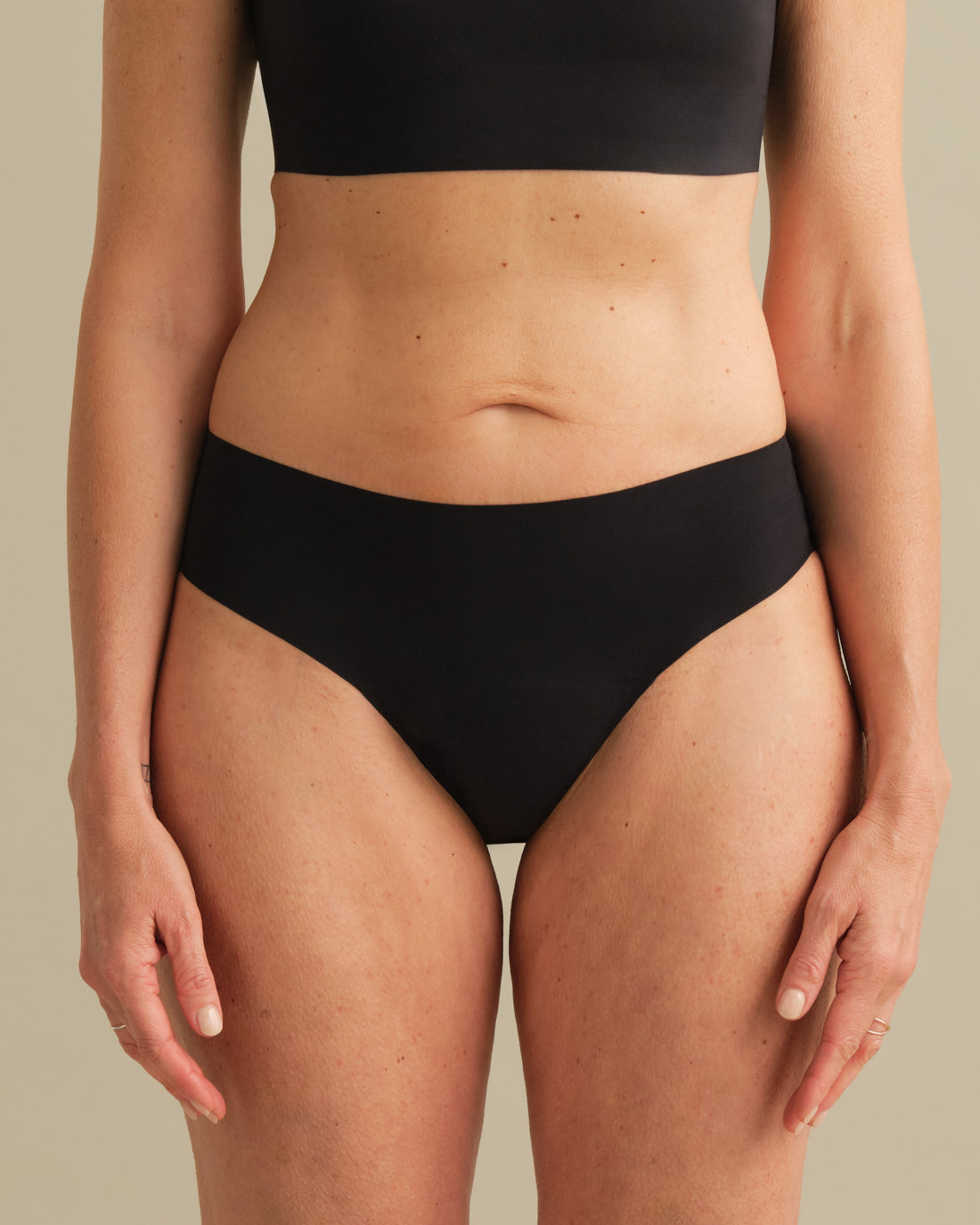Model trägt ooia Inkontinenz Slip in schwarz in nahtlosem Design.
frontal