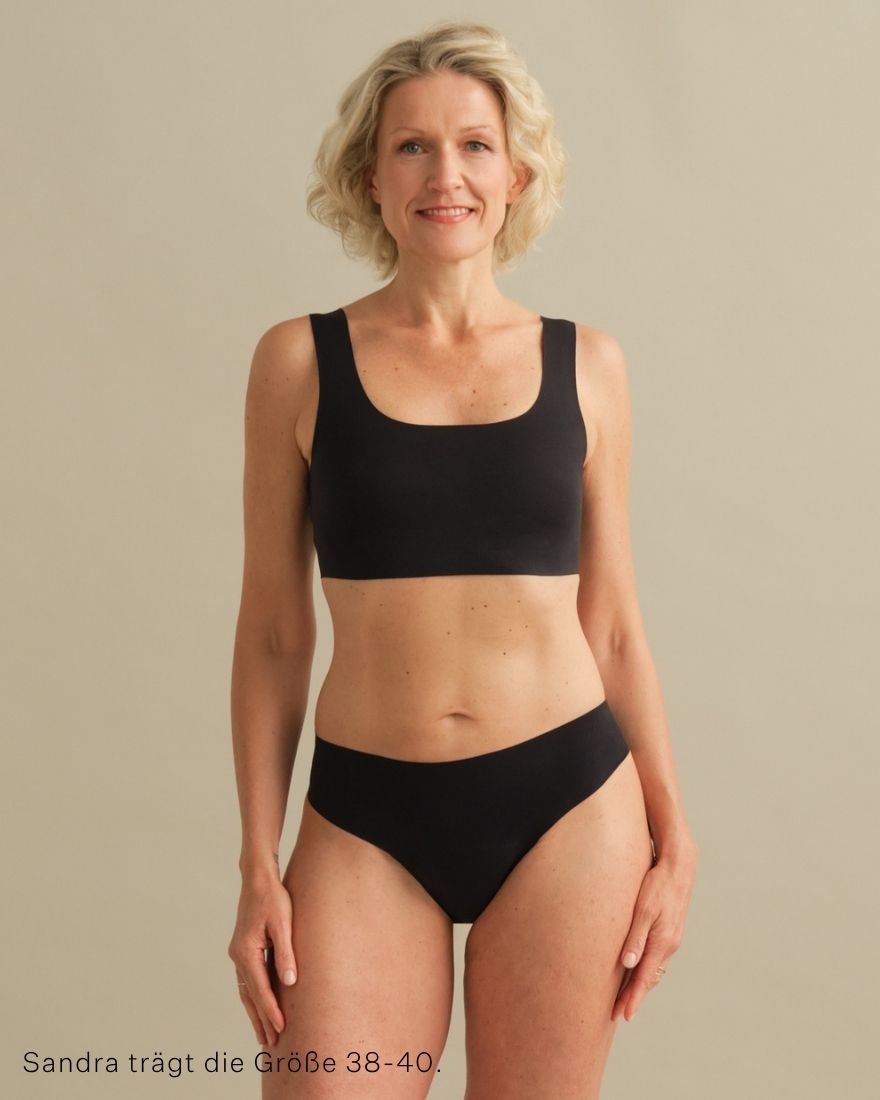 Model trägt ooia Inkontinenz Slip in schwarz in nahtlosem Design.
Fullbody
