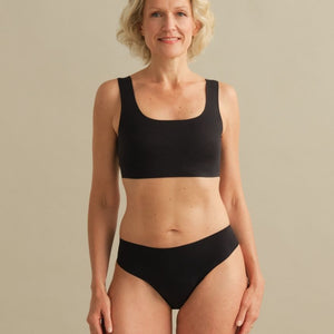 Model trägt ooia Inkontinenz Slip in schwarz in nahtlosem Design.
Fullbody